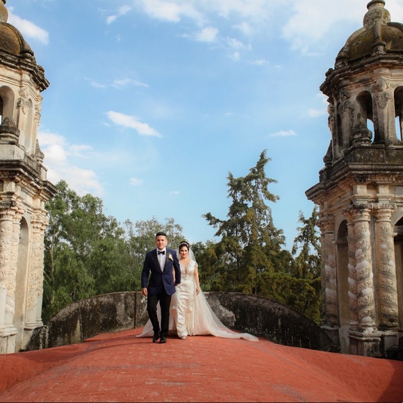 Ivory Wedding Gown with detachable half skirt - Picture 3 of 8